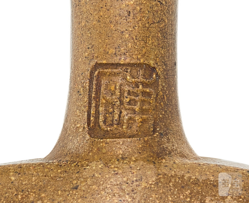An inscribed Yucheng kiln duan clay 'goose and longevity' teapot and cover, signed Wang Dongshi, Qing dynasty, Tongzhi period | 清同治 王東石款玉成窰段泥刻詩文飛鴻延年壺 《陽羨王東石製》、《東石》印 - 图6